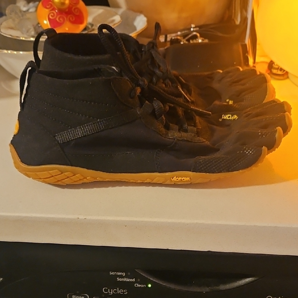 Vibram Black with Gold Toe FiveFingers - Picture 2 of 6